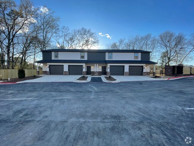 Building Photo - Coming Soon! 2 Bedroom, 2.5 Bathroom, 1 Ca... Rental