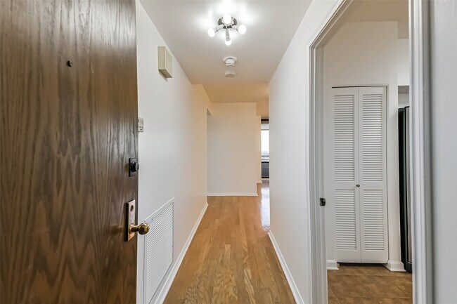 Photo - 14 Greenway Plz Unit 15N