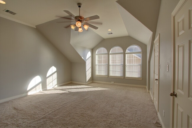 Dormitorio principal grande - 1612 Colorado St