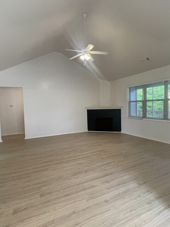 Photo - 203 Gemstone Ct