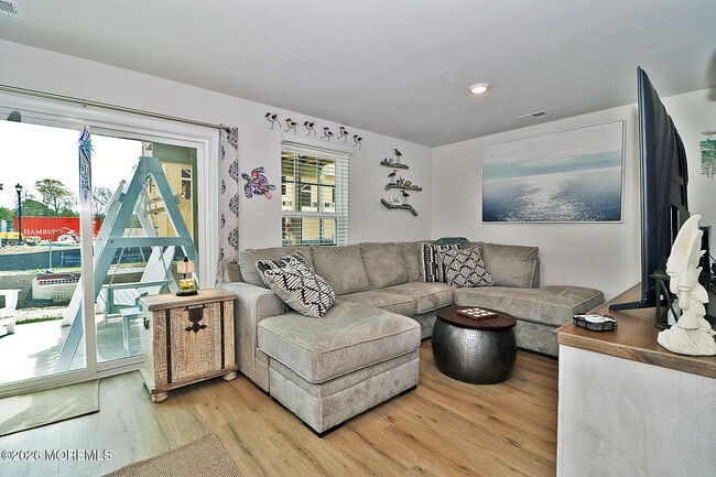 16 Baybreeze Dr