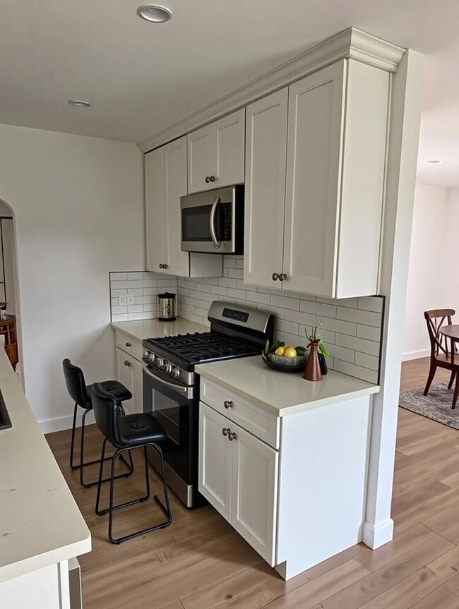 Building Photo - Newly renovated One Bedroom One Bathroom Apartment Unit 1