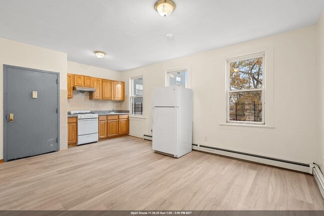 Building Photo - 360 West Side Ave Unit 2