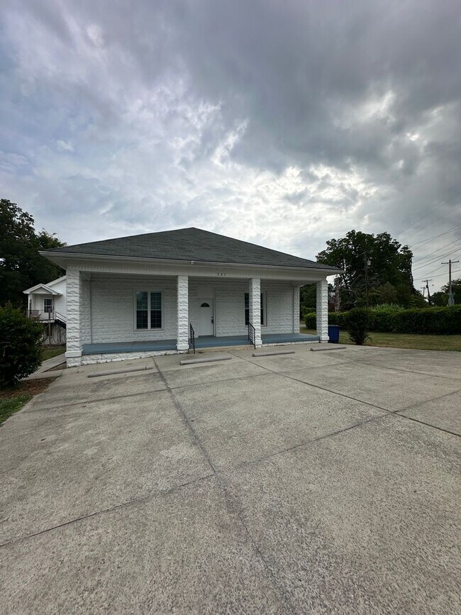 3 Bedroom 2 Bath House in Central Shelbyville House Rental in