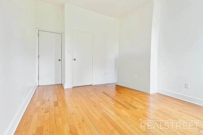 Photo - 1 Bed | 1 Bath | $3,399 | Railroad Layout | Pet Friendly | L Train + Near M Unit 3L