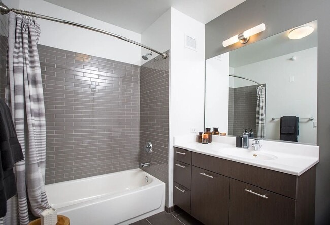 Photo - 637 N Wells St