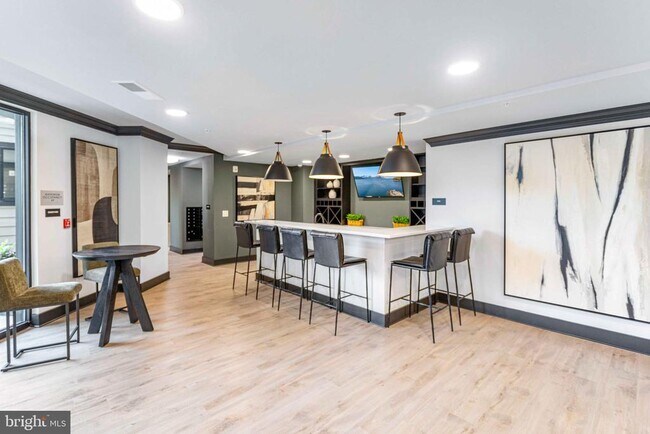 Building Photo - 701 N Henry St Unit 306