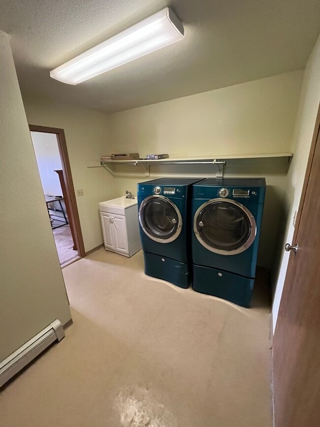 Photo - Partially furnished/heat included/4 bedroom