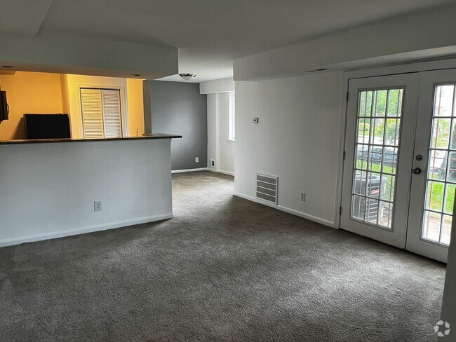 Building Photo - 3 bedroom 1 bathroom - Markham View Hyatts... Rental