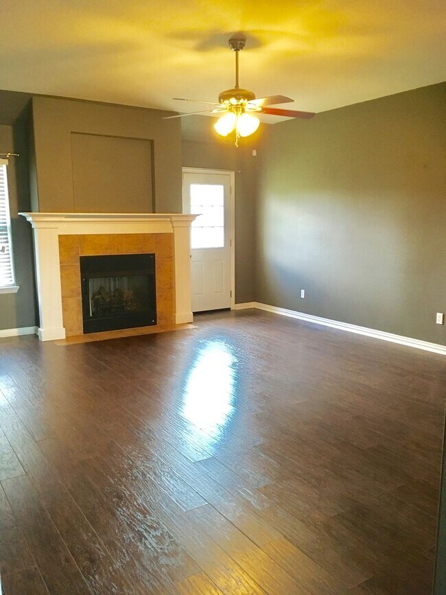 3 Bedroom House in Rogers for Rent! Availa... - 3 Bedroom House in Rogers for Rent! Availa...
