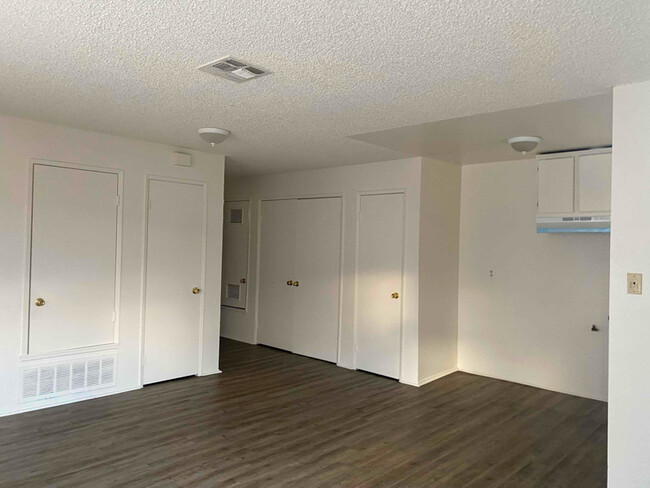 Building Photo - 1050 E Ave Q3 Rental