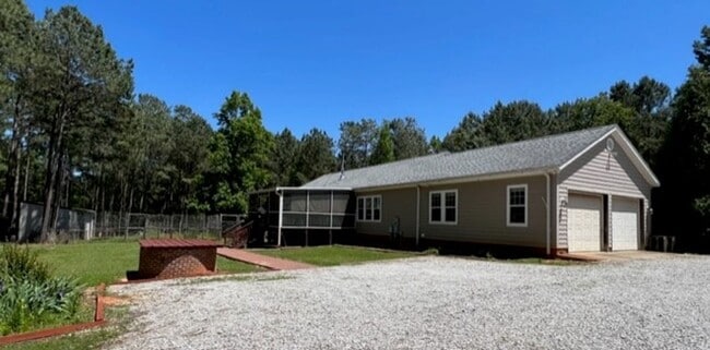 Building Photo - House with Barn and Acreage