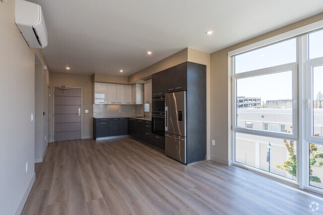 2BR, 2BA - 911SF - Kitchen