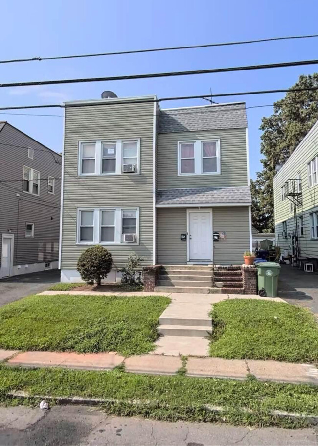 Building Photo - 422 Bacheller Ave Rental