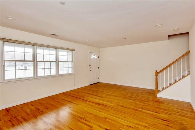 Photo - Impeccable 3 Bedroom Townhouse With Upscale Features $5500