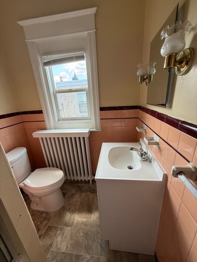 BATHROOM - 425 N Simpson St Unit 2ND FLOOR