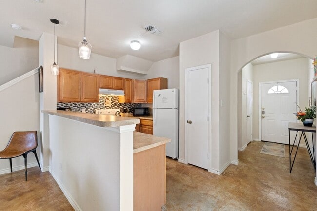 Photo - 7807 Kingsbury Wood