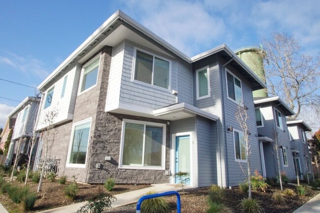 Building Photo - Stylish 2-Bedroom Townhouse in St John's R... Unit 45-01