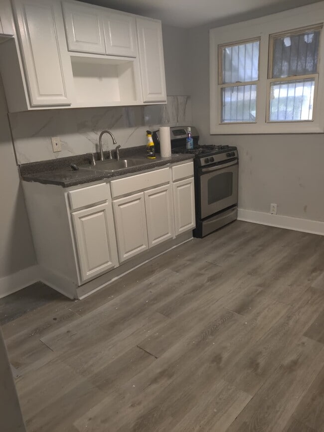 Photo - 2045 Fernon St