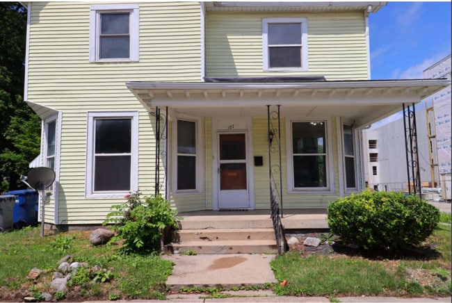 Building Photo - Charming Two Bedroom Unit in the Heart of ...