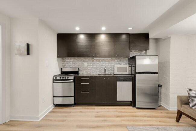 Kitchen - 1636 44th St NW Apartamentos Unidad English Basement