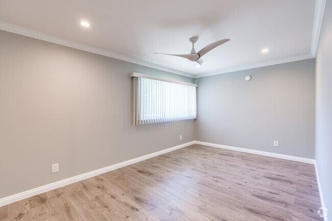 2BR, 1BA - 750SF
