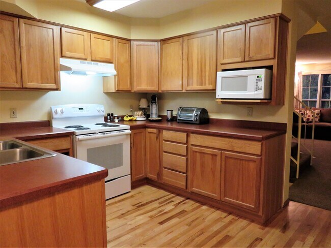 $2,670.95 with $500 Off the first month's rent, 3 Beds - 3 Baths, Townhouse in Lakewood with Cent...