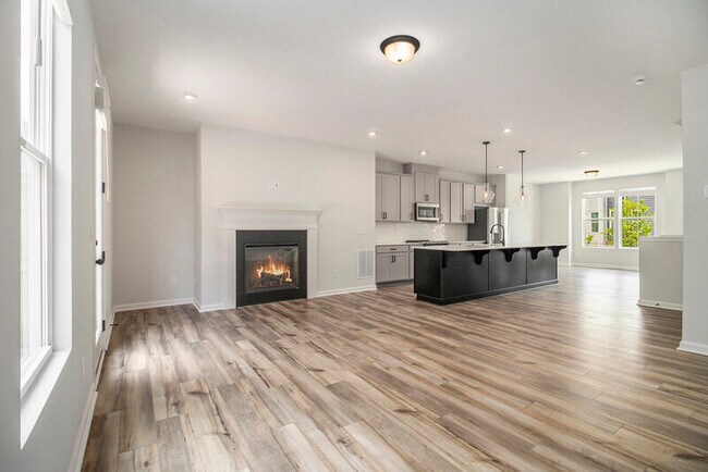 Photo - 387 Skylar Way SE