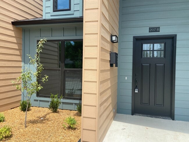 Photo - 207 E 3rd St