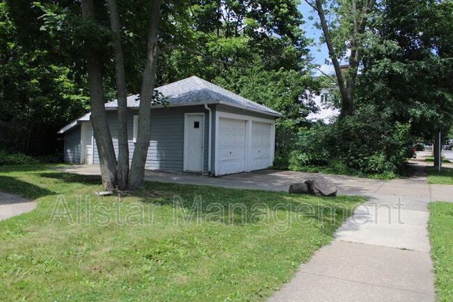 Photo - 3065 E Derbyshire Rd