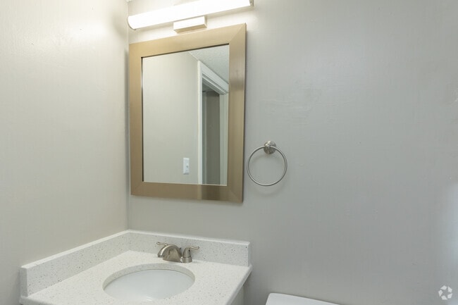 2 habitaciones, 1 baño, 780 pies cuadrados, renovado, baño - The Glade