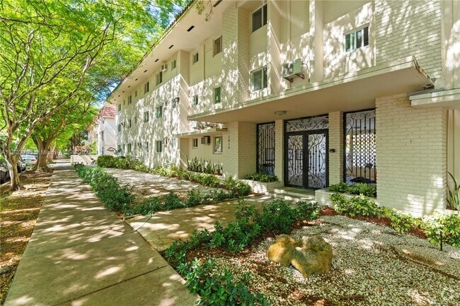 Building Photo - 1014 Salzedo St Rental