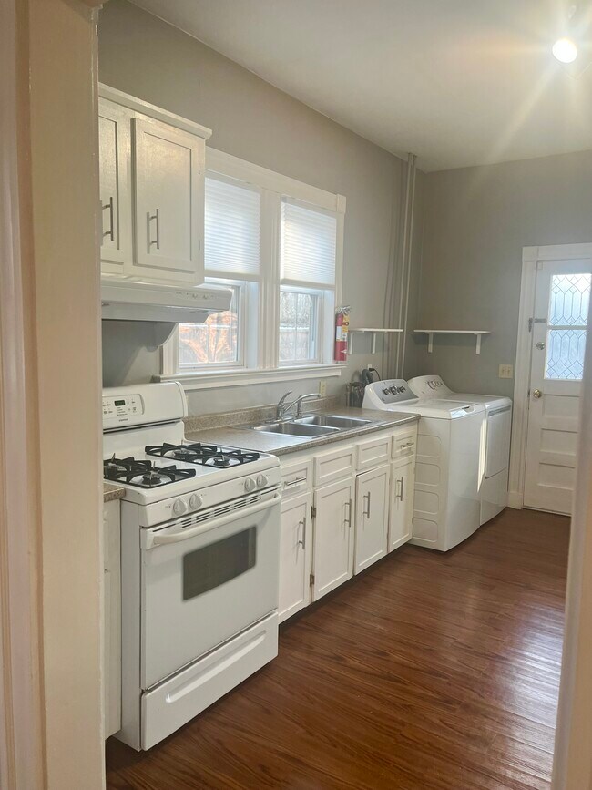 Gas stove and in-unit W/D - 11 Sherman St Unit 1L