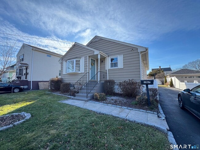 Building Photo - 1867 Broadbridge Ave