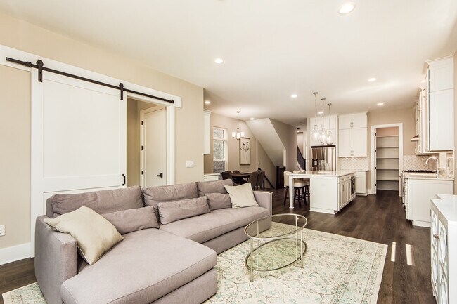 Photo - 933 Pullman Pl