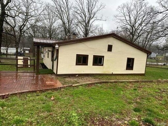 Building Photo - MINERAL POINT - 2 Bedroom Home just outside of Potosi City Limits on 1.2 Acres -  $599 MONTH / $1...
