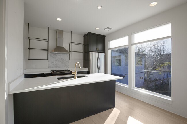 Photo - 1708 Perez St