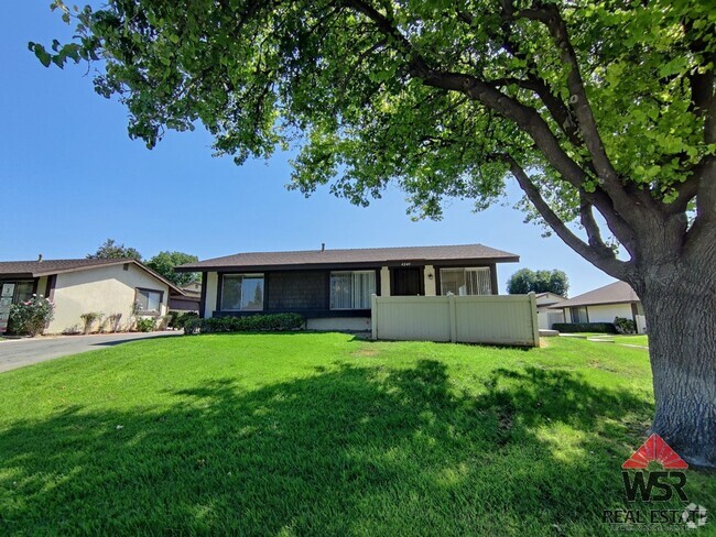 Building Photo - 3 Bedroom, 2 Bathroom Condo W/ 2 Car Garage
