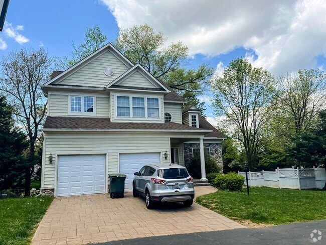 Building Photo - Stunning and Spacious 5 Bed 4 Bath Colonia... Rental
