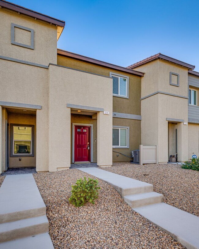 Building Photo - Like-new home with modern finishes and ope...