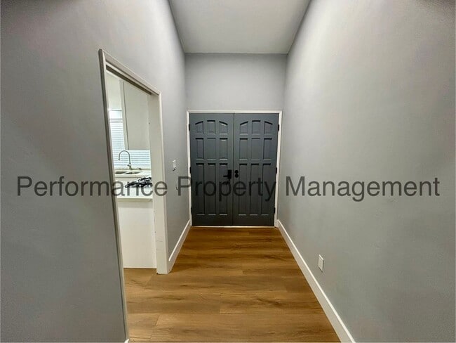 Building Photo - 7508 Stockdale Hwy Unit A Rental