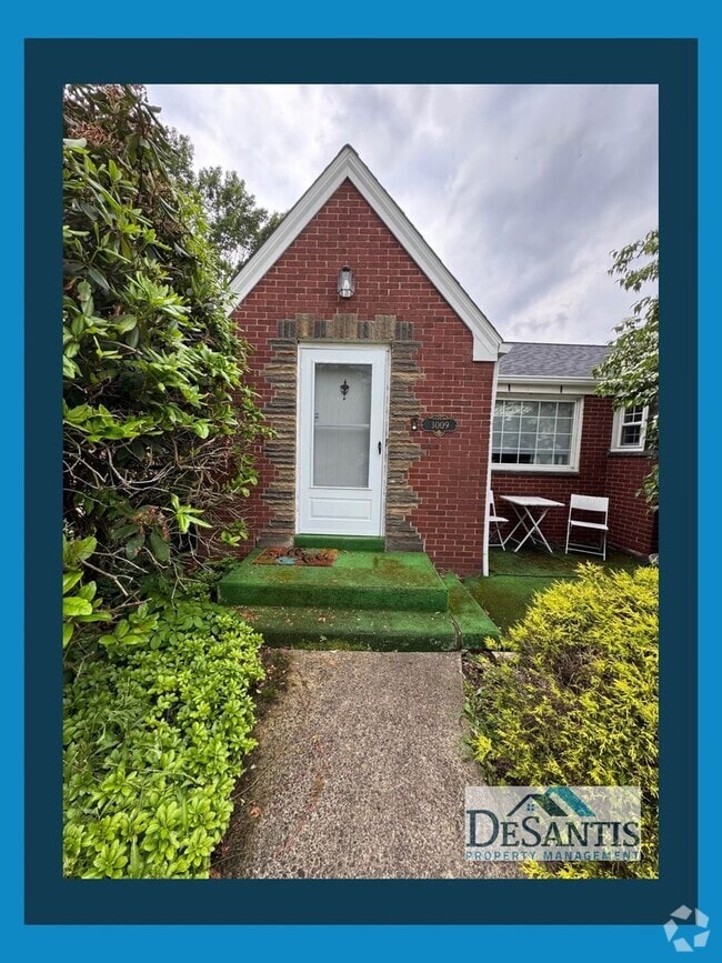 Building Photo - Charming 2-Bedroom Home with Private Backy...