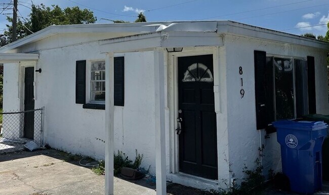 Building Photo - Studio Unit B