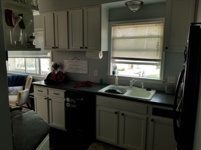 Photo - Aksarben/UNO 4 bed 2 bath with gas firepit...