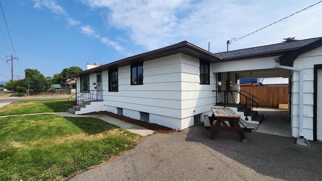 Photo - Beautiful Four Bedroom House with Dogs Considered