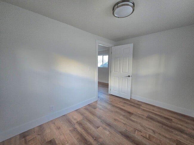 Photo - 706 1/2-9 1/2 Alderson Ave Unidad 9 1/2 Alderson Ave Back