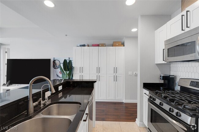 Building Photo - 4525 Dean Martin Dr Unit 2205 Rental