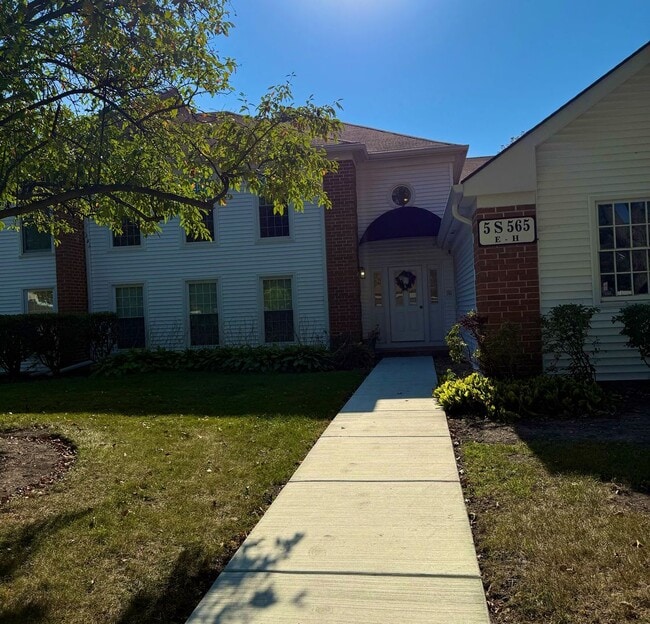 Building Photo - 5S565 Paxton Dr Unit H Rental