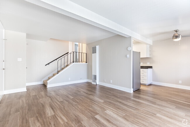 2BR, 1BA - 925SF