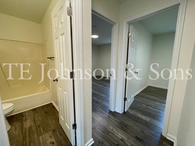 Photo - See This Renovated 2 Bedroom In Green Oaks! Unidad 2404 Markwood D